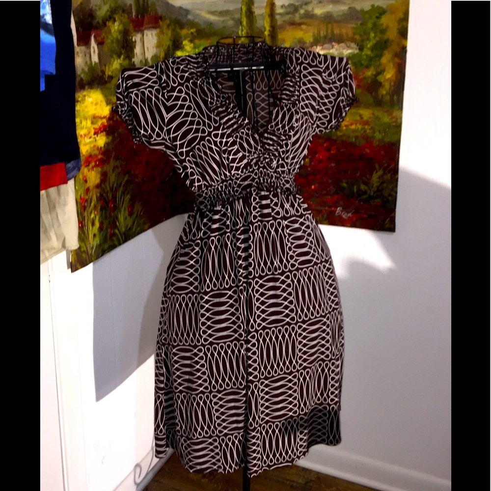EnFocus size 8 brown white stretch smocked stretch v‎ neck comfy casual dressy